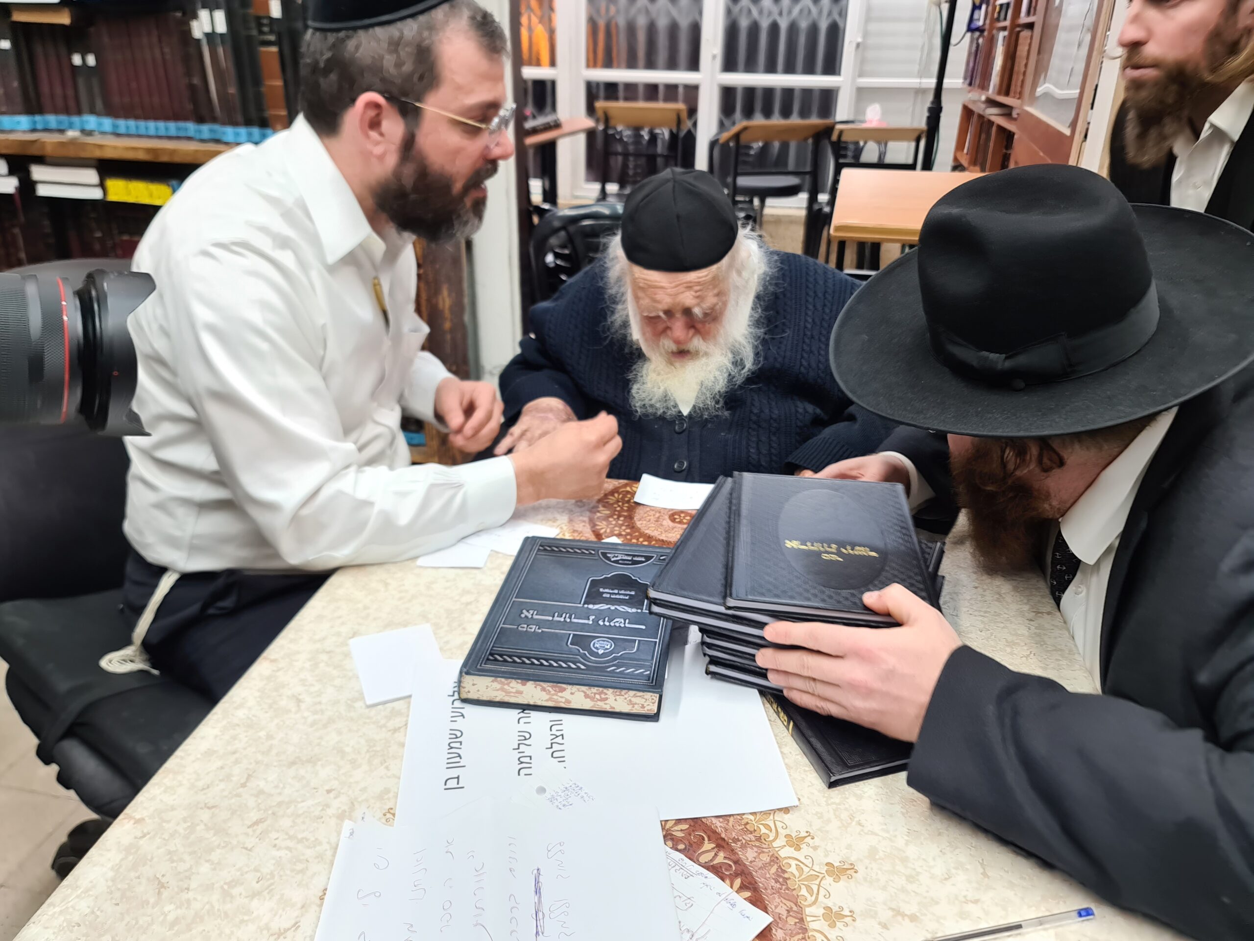 מעמד פתיחת שיעור בספר ארחות יושר בבית מרן שליט”א