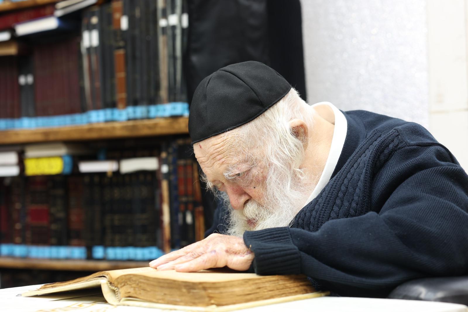 נדיר ומיוחד: עשר דקות ברצף – מרן שר התורה הגאון רבי חיים קניבסקי זיע”א בלימוד התורה