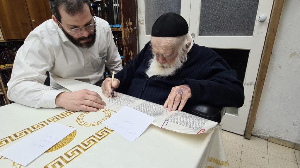 מרן שליט”א בכתיבת אות בספר תורה