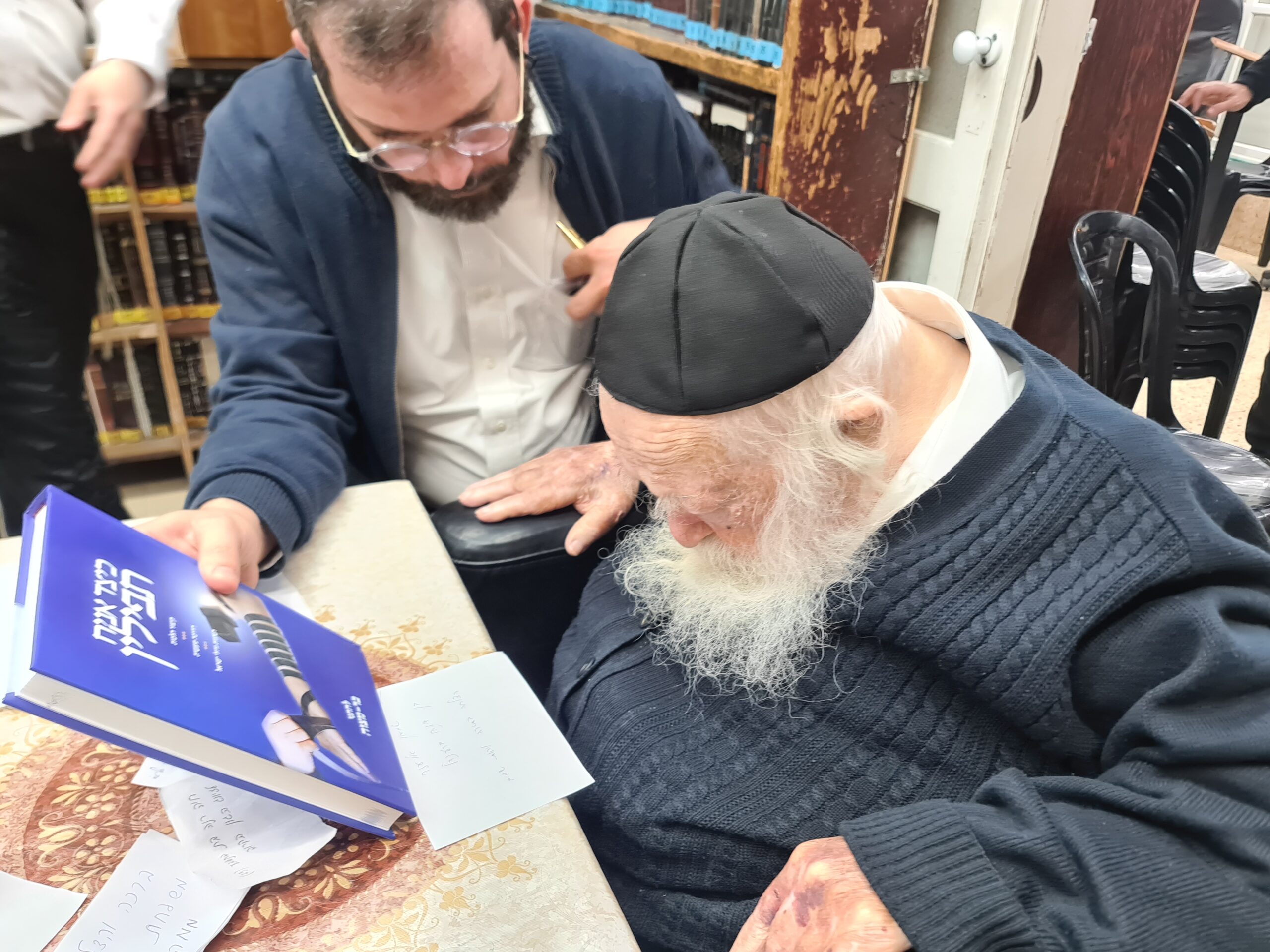 “מרן שליט”א מקבל ספר חדש “ואותר לבדי