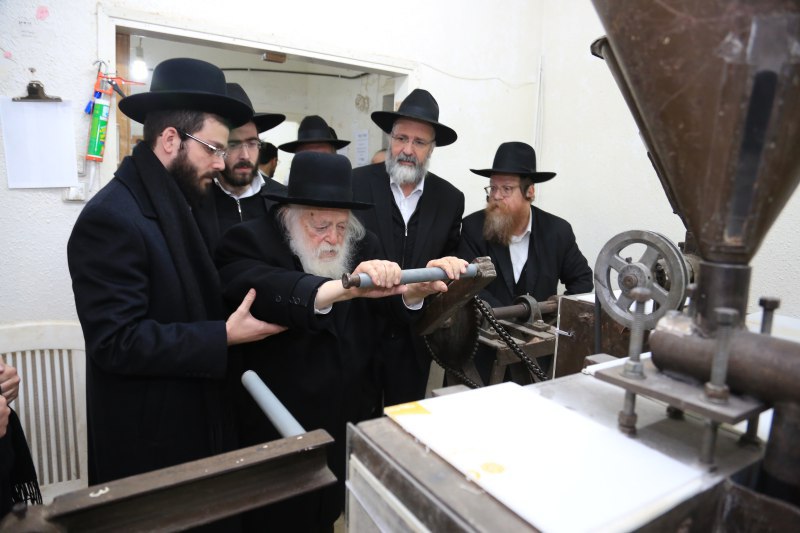 מורינו הגראי”ש קניבסקי שליט”א בטחינת חיטים למצות מצווה