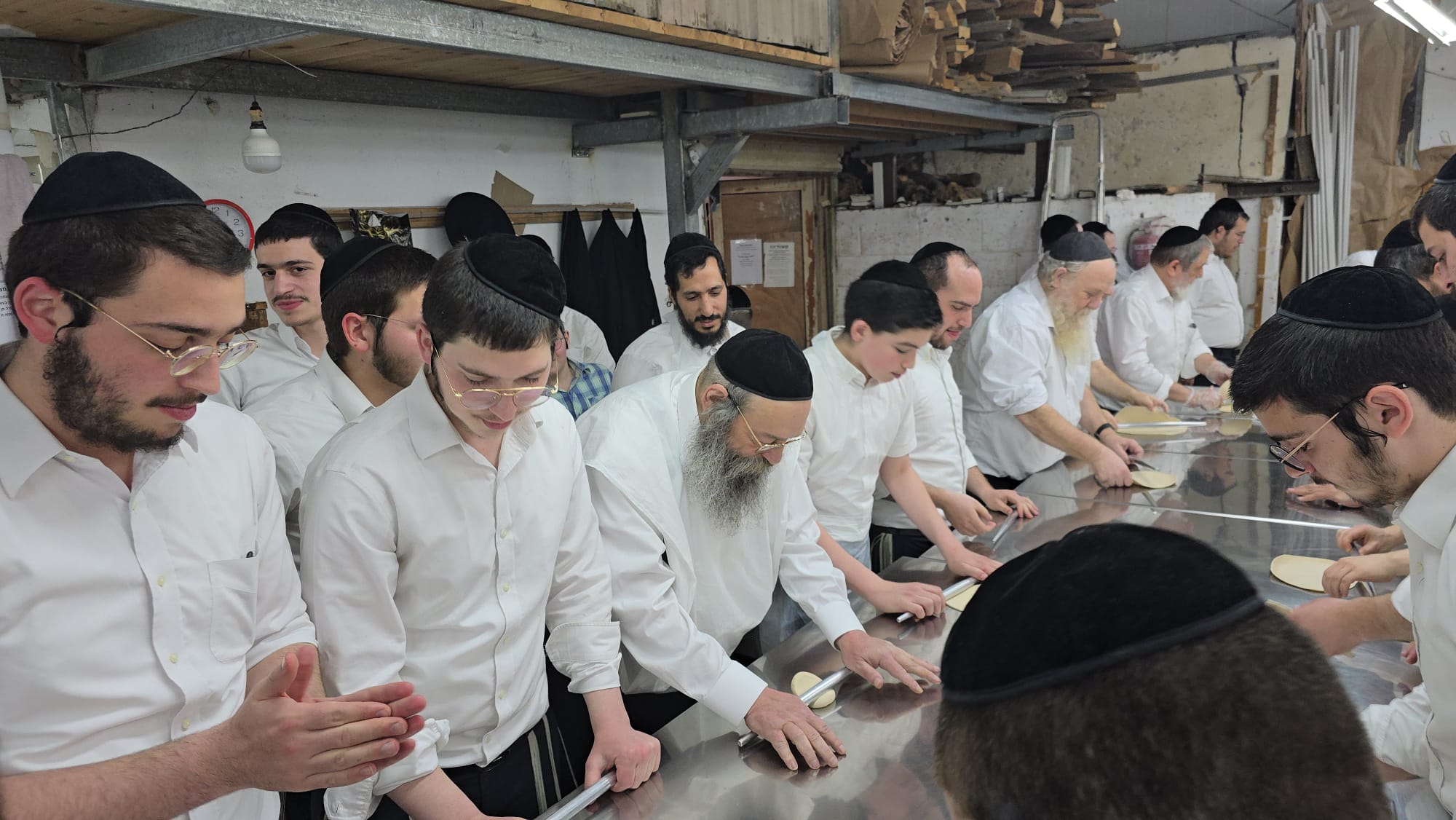 גלריה: מורינו נשיא “ארחות יושר” באפיית מצות