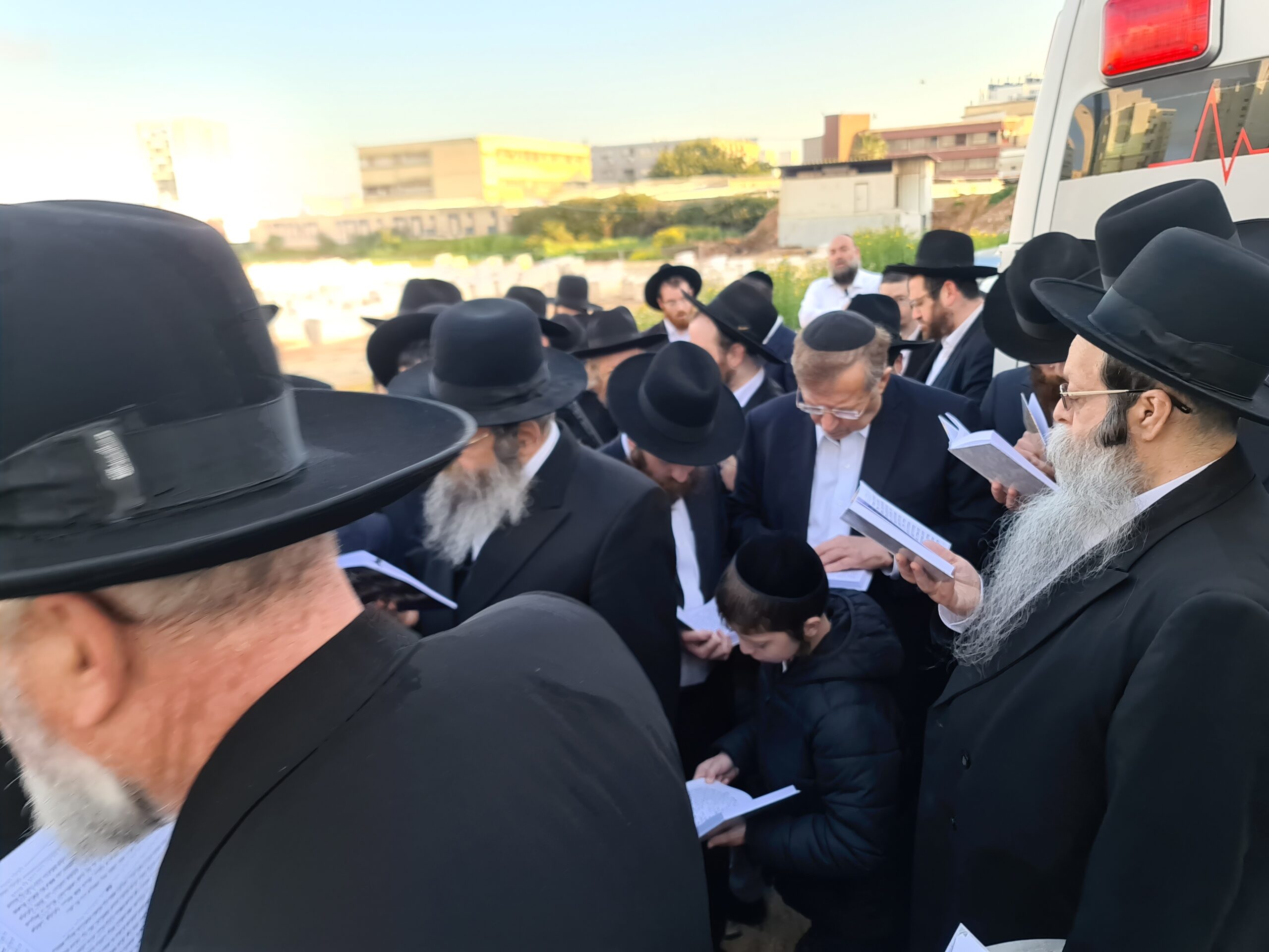 עם כלות השבעה: בני המשפחה בראשות מורינו הגאון רבי שעי’ קניבסקי שליט”א עלו לציון מרן זיע”א • תמונות