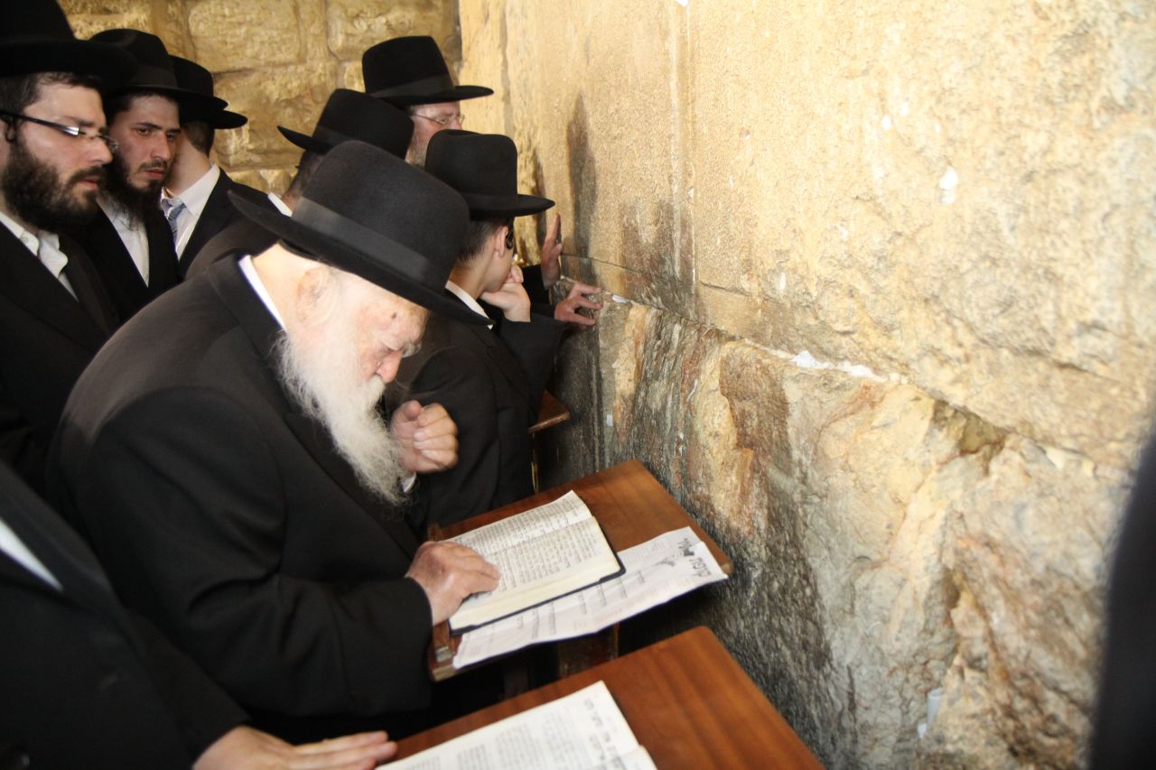 ראש חודש מנחם אב – יהפך לששון ושמחה – תמונות מרן שר התורה זצ”ל בכותל המערבי