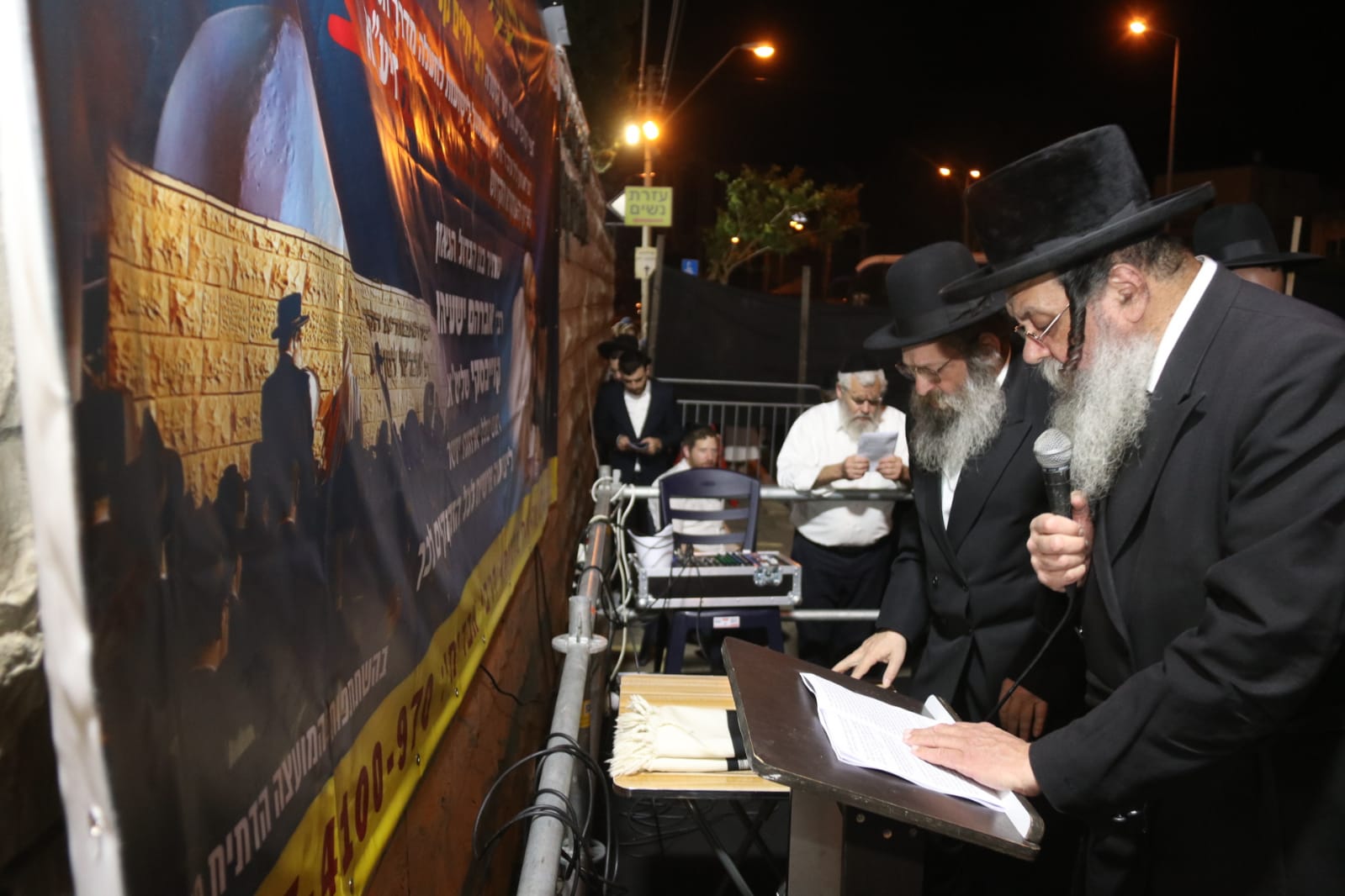 מורינו הגאון רבי אברהם ישעיה קניבסקי שליט”א בתפילת ער”ח סיון בציון רב אבדימי דמן חיפה
