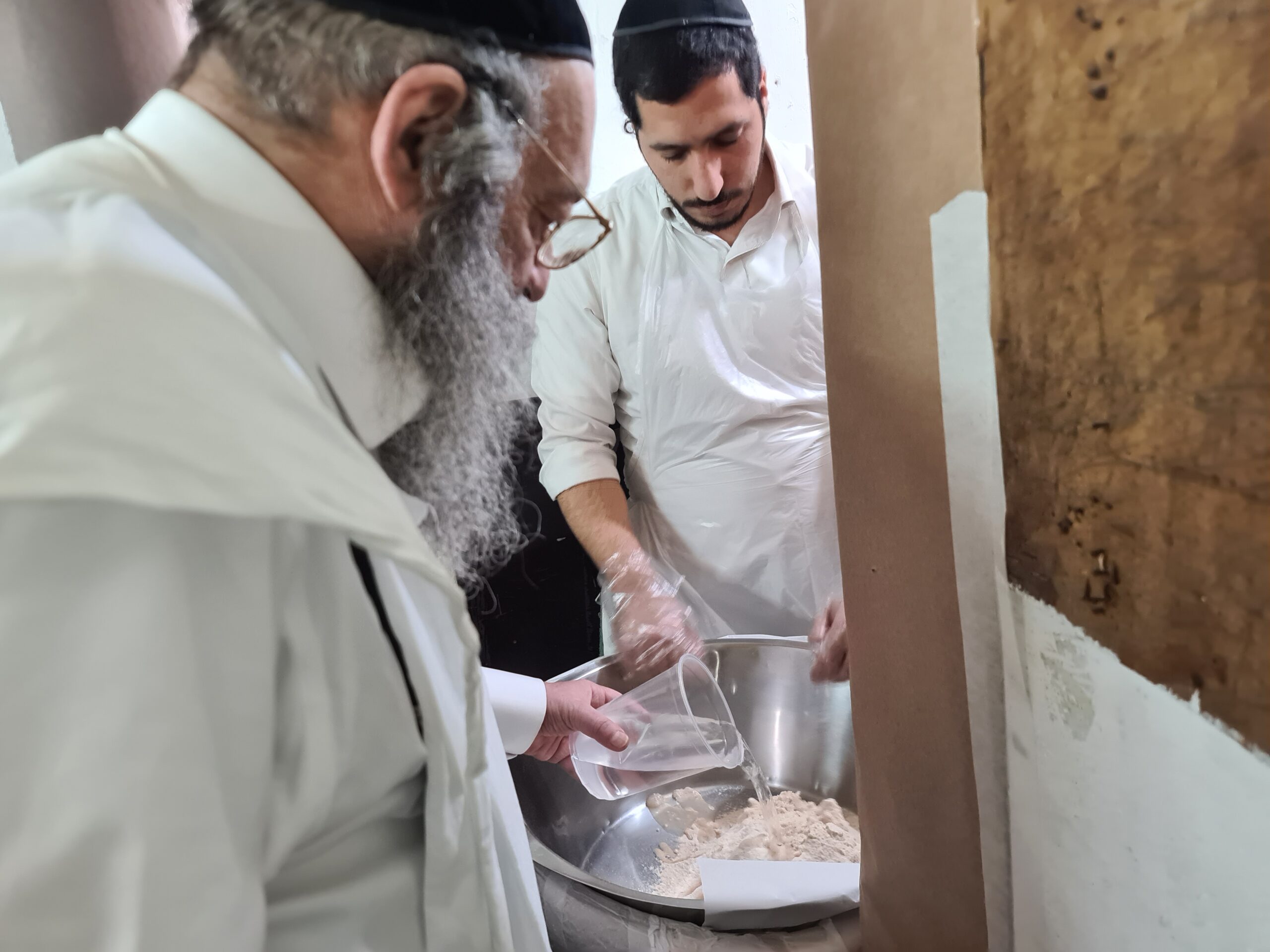 מנהג אבותיו בידו: מורינו הגאון רבי שעיה קניבסקי שליט”א באפיית המצות